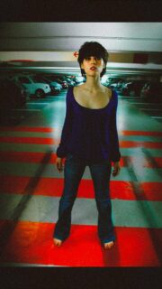 TI-Lan, au milieu du béton et des néons froids.
J’ai choisi ce lieu pour ce bleu qui s’impose, comme une respiration dans un endroit qui n’en a pas.
Je choisis les endroits où je photographie.
Mais parfois, ils finissent par me raconter quelque chose que je n’avais pas prévu.
Alors je déclenche.
Et elle reste là, pieds nus, ancrée dans le réel, pendant que tout le reste devient presque irréel.