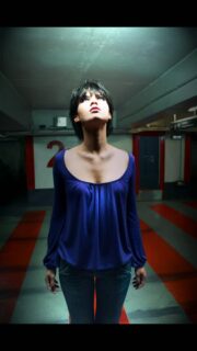 Même ici, elle a envie de lever les yeux.
Comme si y avait encore quelque chose à capter là-haut. Un petit moment suspendu, juste pour respirer.
Modèle : TI-Lan
#photographie #portrait #urbain #instant #streetphoto